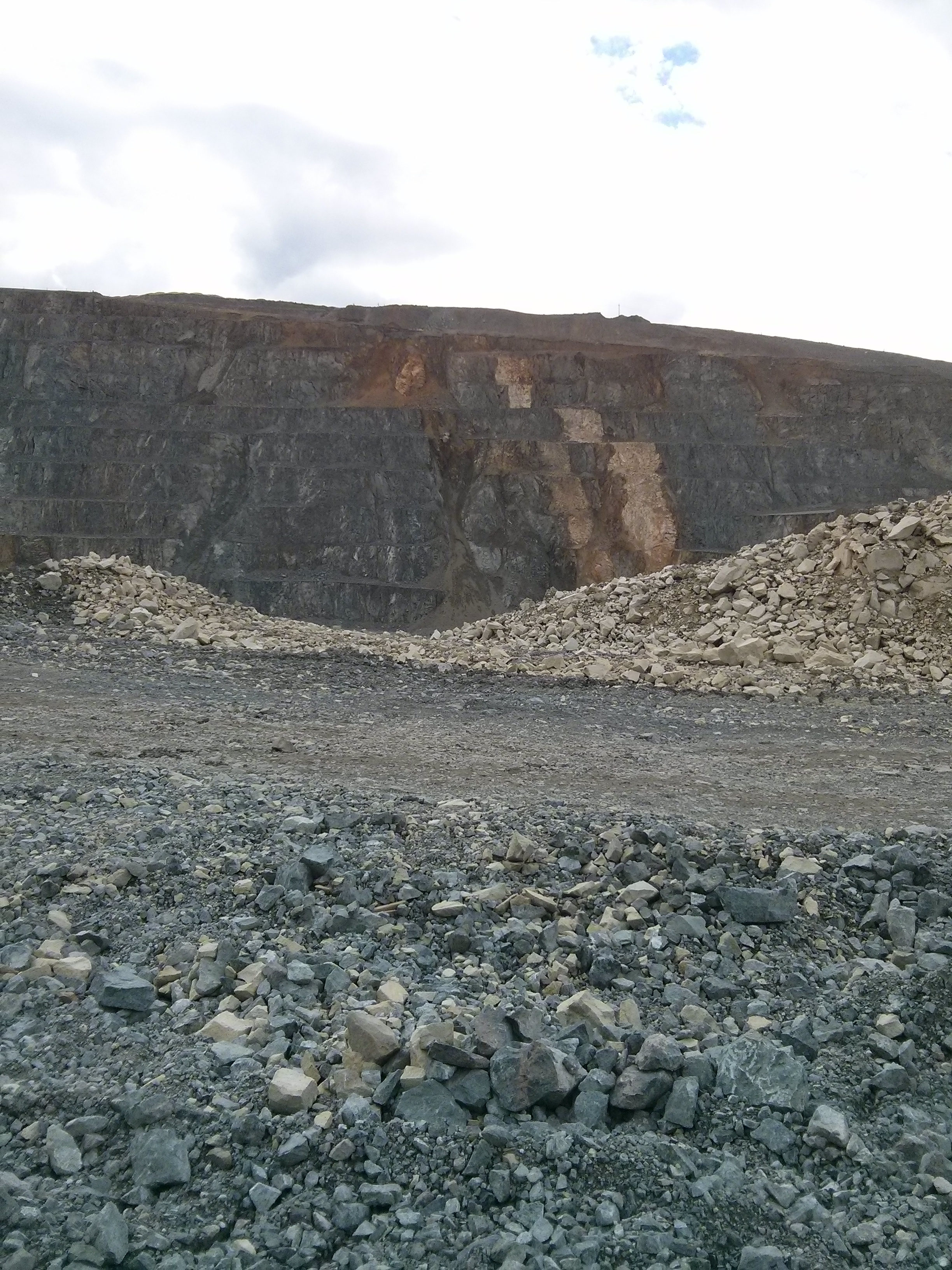Picture of the benches in Pit #3